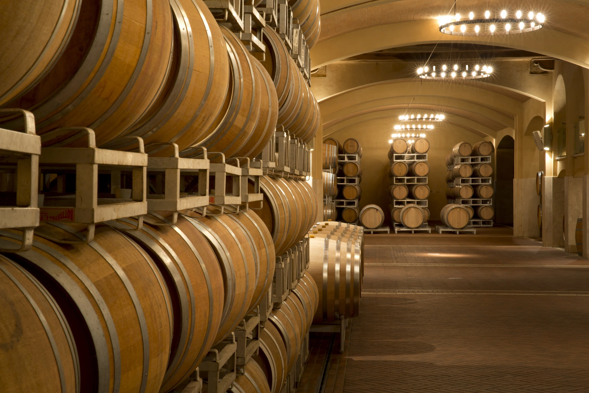 Traditioneller Weinkeller der Famiglia Cecchi in der Toskana mit gelagerten Holzfässern für die Reifung von Wein unter optimalen Bedingungen