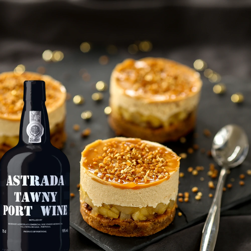 Flasche Astrada Tawny Port neben einer Karamellspeise auf einem gedeckten Tisch arrangiert