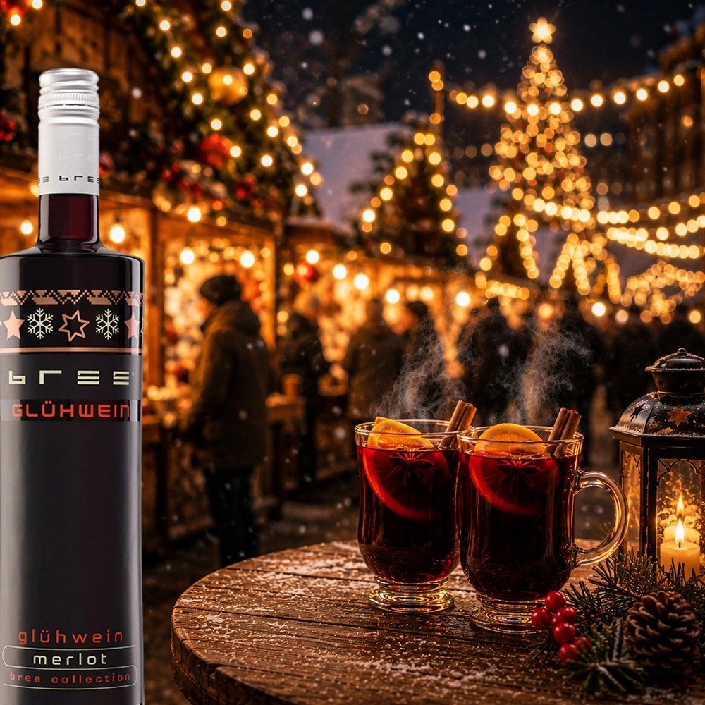 Bree Glühwein Merlot auf einem Holztisch auf dem Weihnachtsmarkt mit Kerzenlampe und zwei Bechern Glühwein