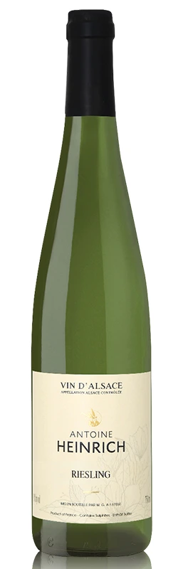 Flasche Antoine Heinrich Riesling Weißwein vor weißem Hintergrund, freigestellt und klar präsentiert
