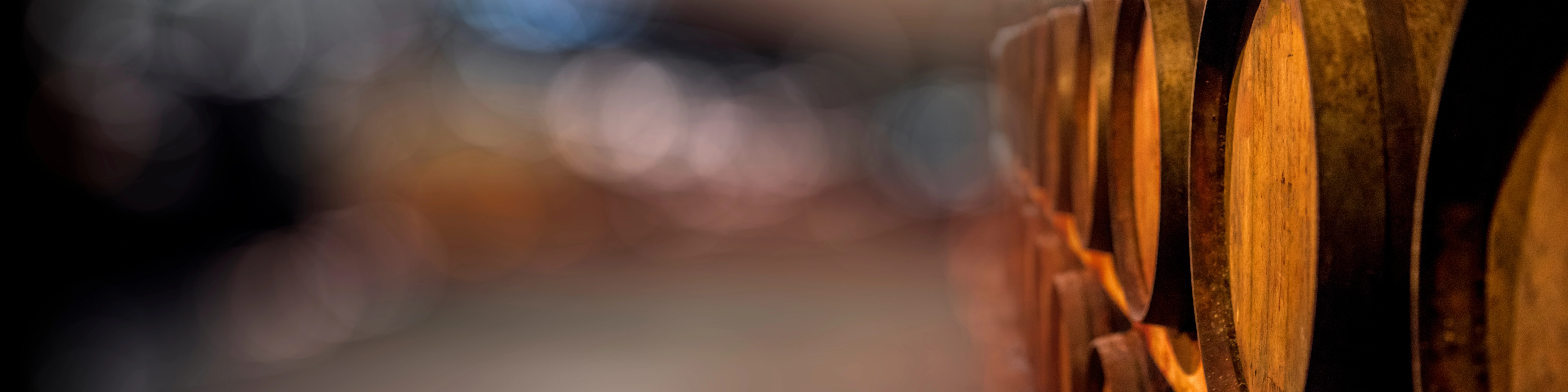 Weinfässer im Keller, ideal für Bag-in-Box Weine zum Genießen