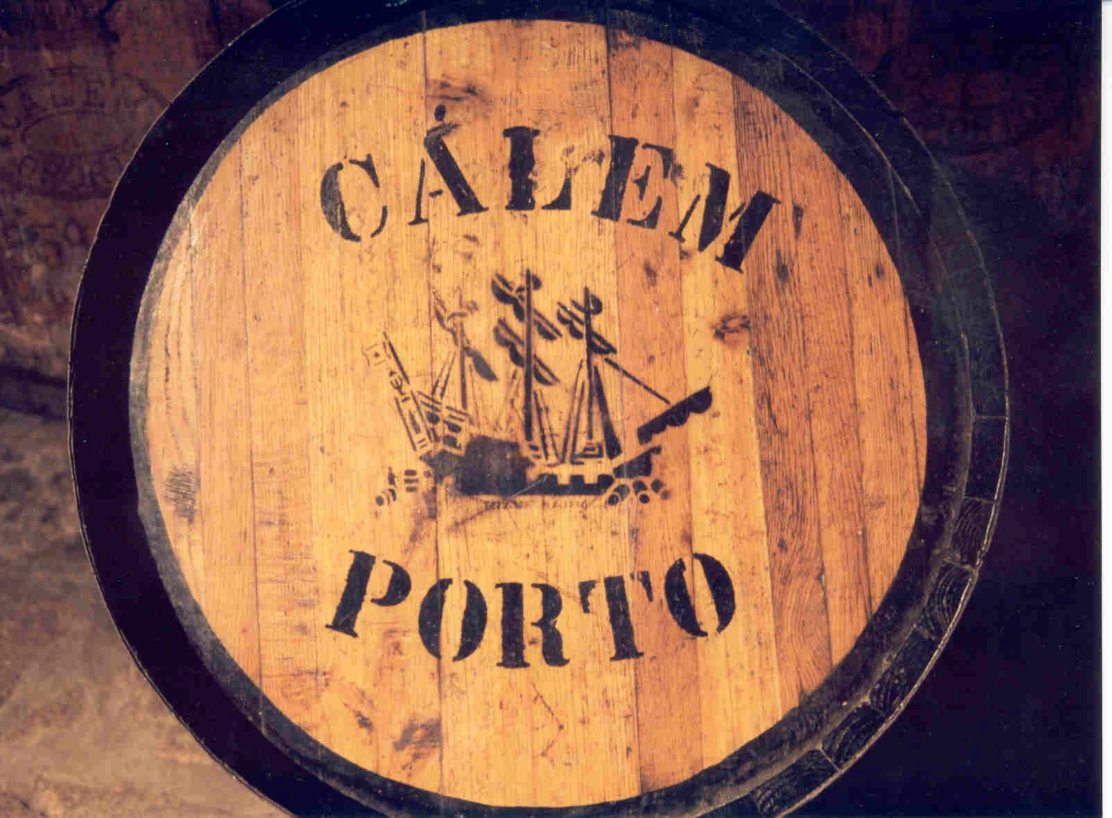 Deckel eines Weinfasses mit Cálem Logo, traditionellem Schiff und Porto-Aufschrift