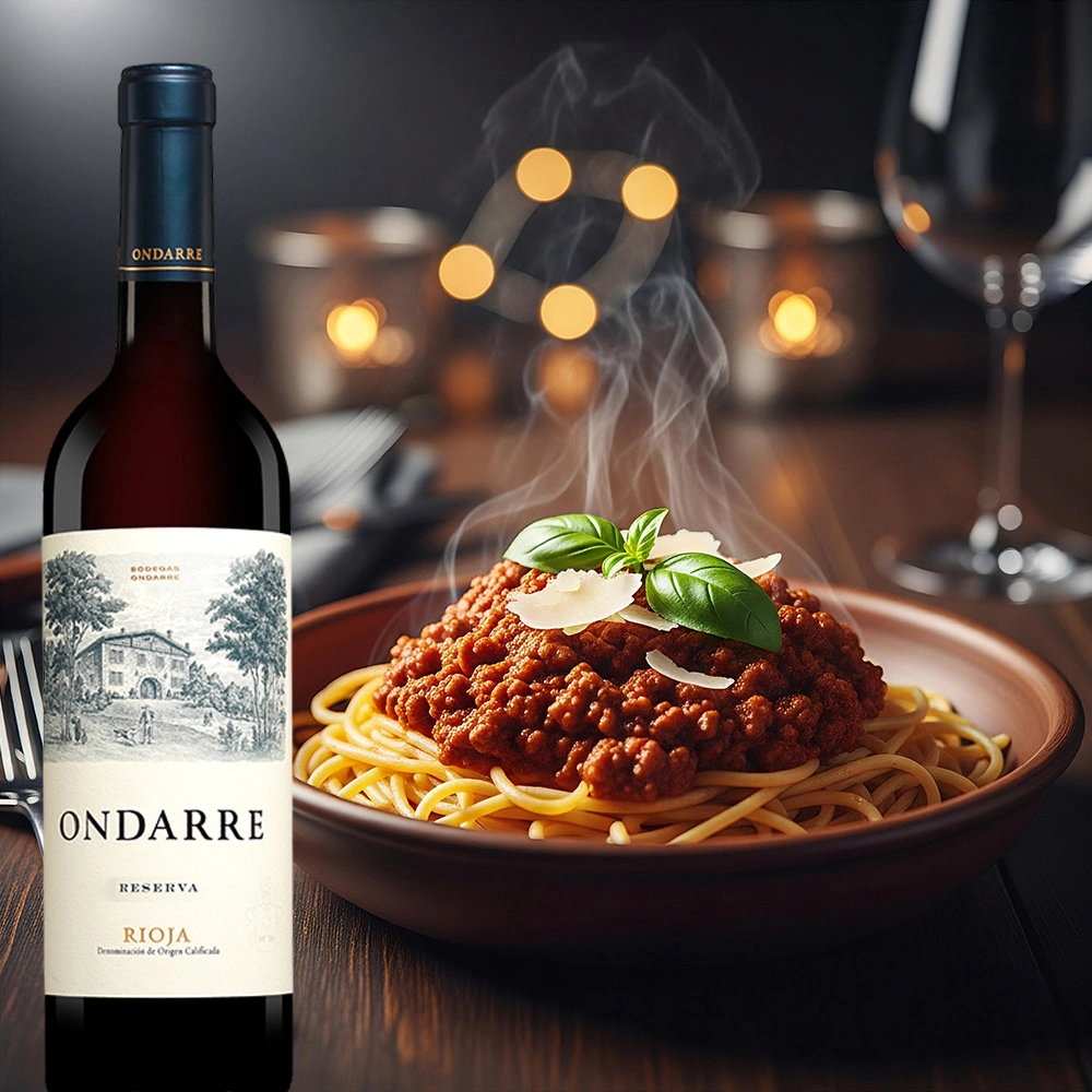 Bodegas Ondarre Rioja Reserva mit Teller Pasta in Tomatensoße auf rustikal gedecktem Tisch bei Kerzenschein