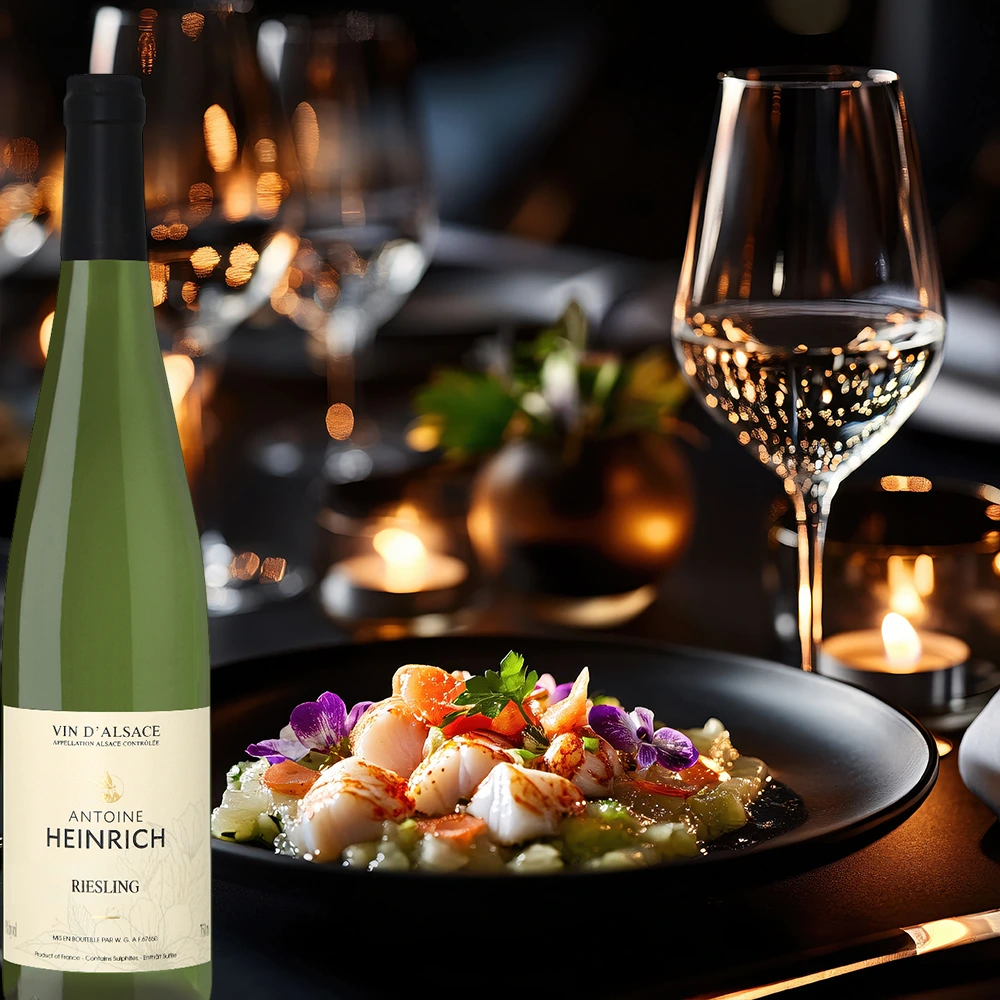 Antoine Heinrich Riesling mit Meeresfrüchten auf einem gedeckten Tisch bei Kerzenschein in eleganter Atmosphäre