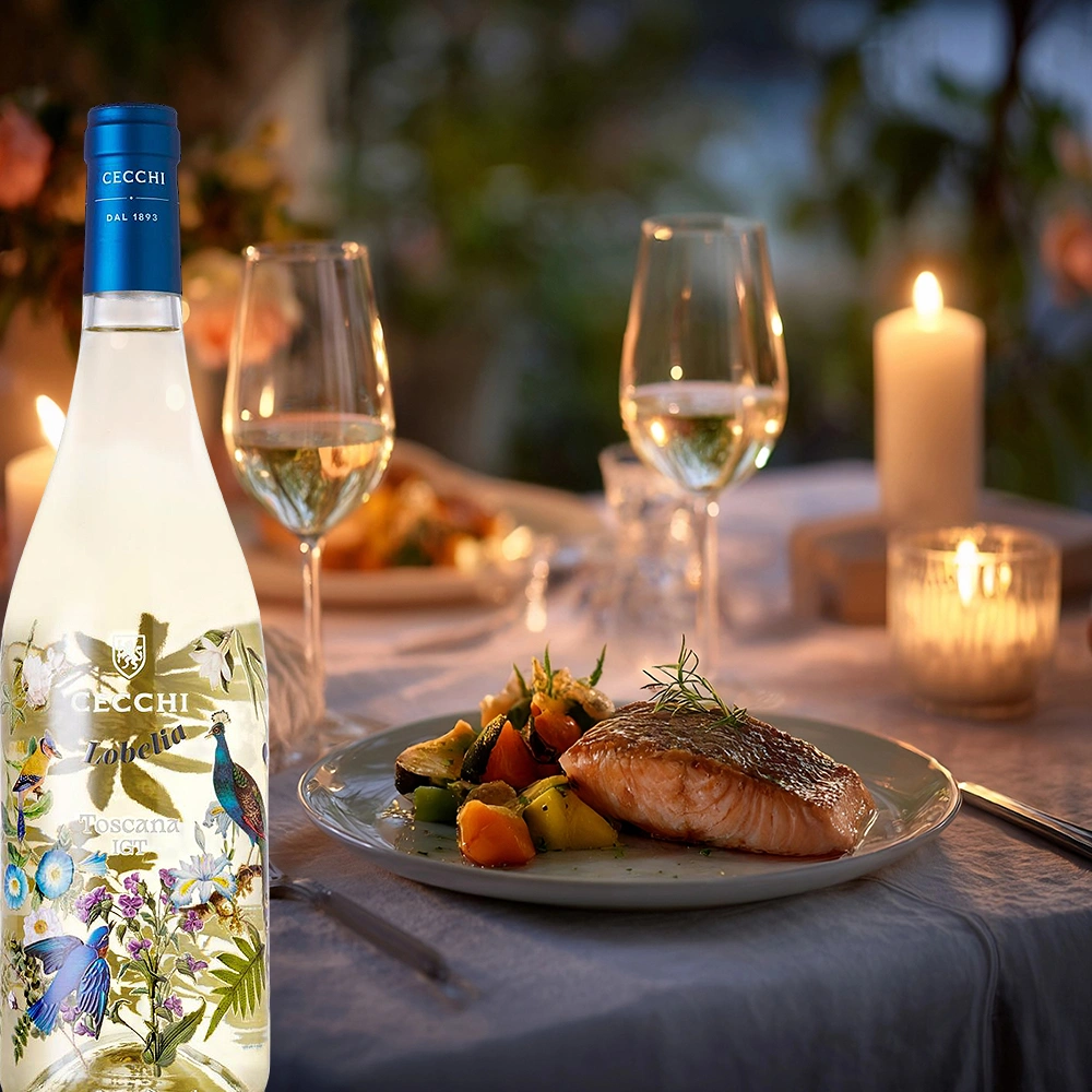 Cecchi Lobelia Toscana Wein auf einem gedeckten Tisch mit Fischgericht bei Kerzenschein, romantische Abendstimmung in eleganter mediterraner Atmosphäre