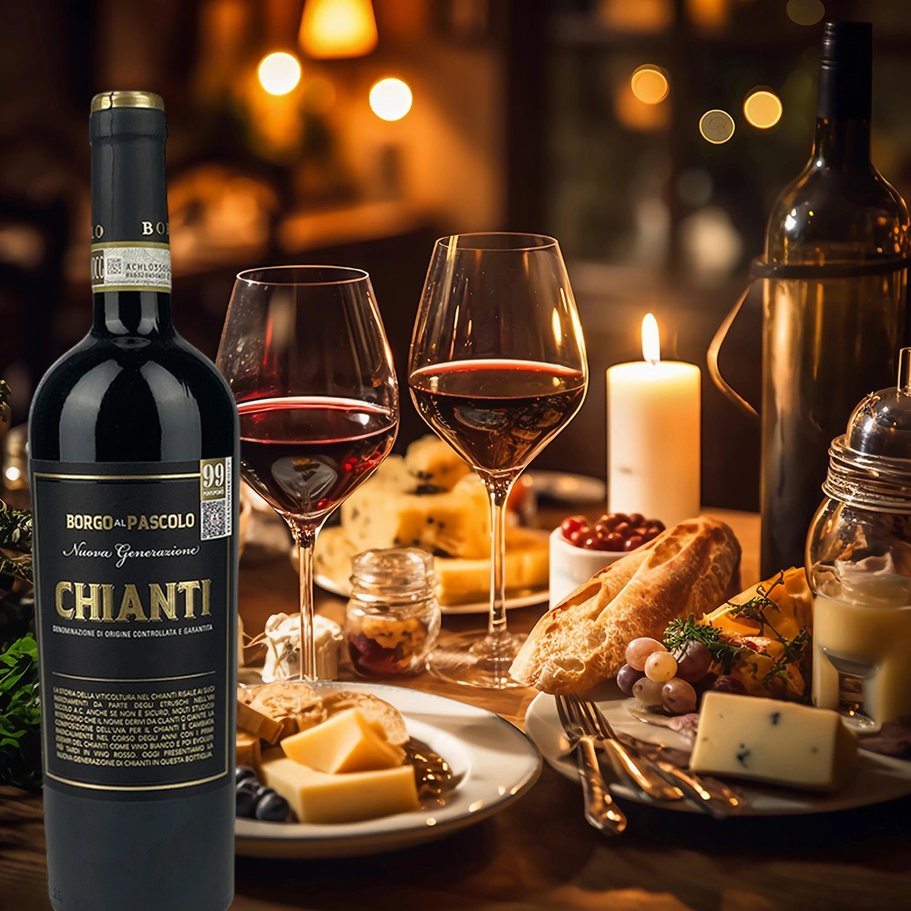 Flasche Borgo al Pascolo Chianti Rotwein auf einem festlich gedeckten Tisch mit Käseauswahl, warmem Kerzenschein und eleganter Abendstimmung.