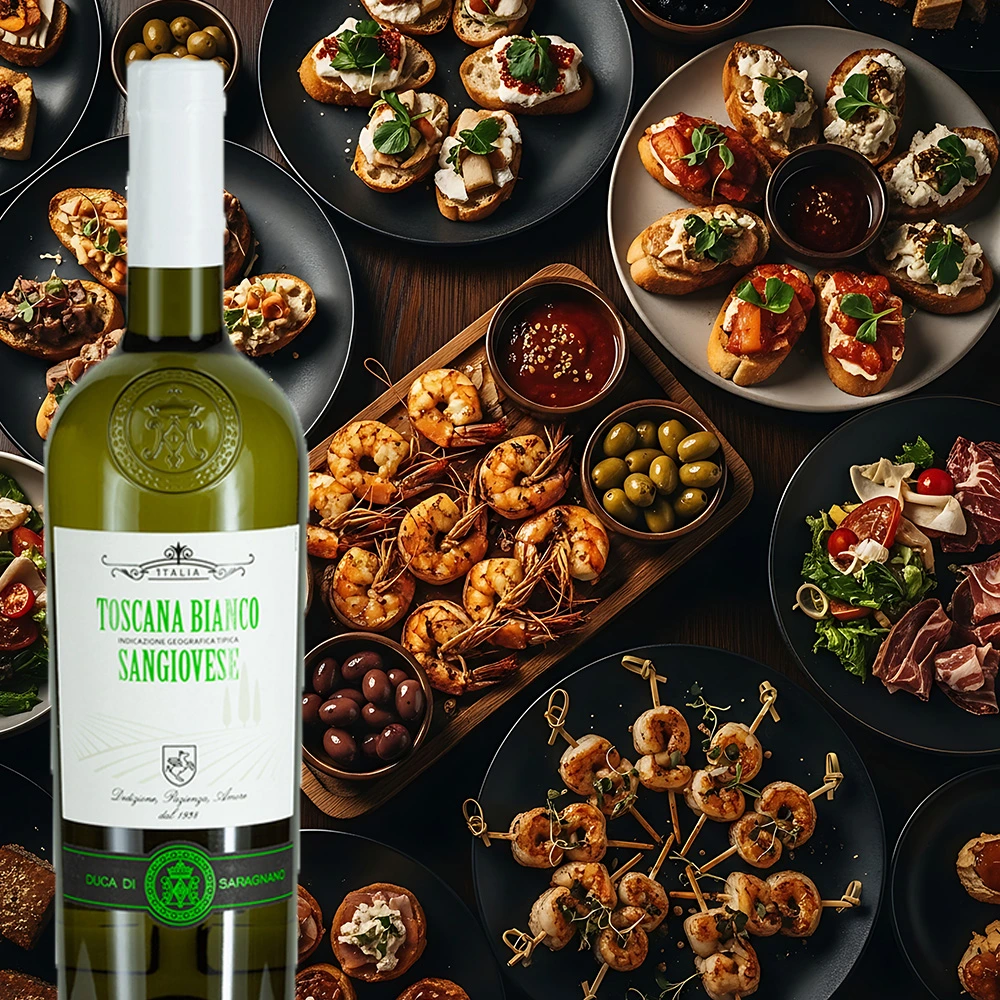 Flasche Duca di Saragnano Sangiovese Bianco auf einem gedeckten Tisch mit verschiedenen Antipasti-Schalen stilvoll angerichtet