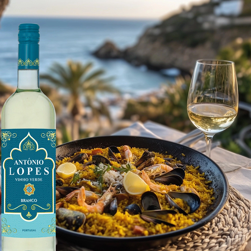 Antonio Lopes Vinho Verde mit Meeresfrüchten vor sonniger Bucht am Meer