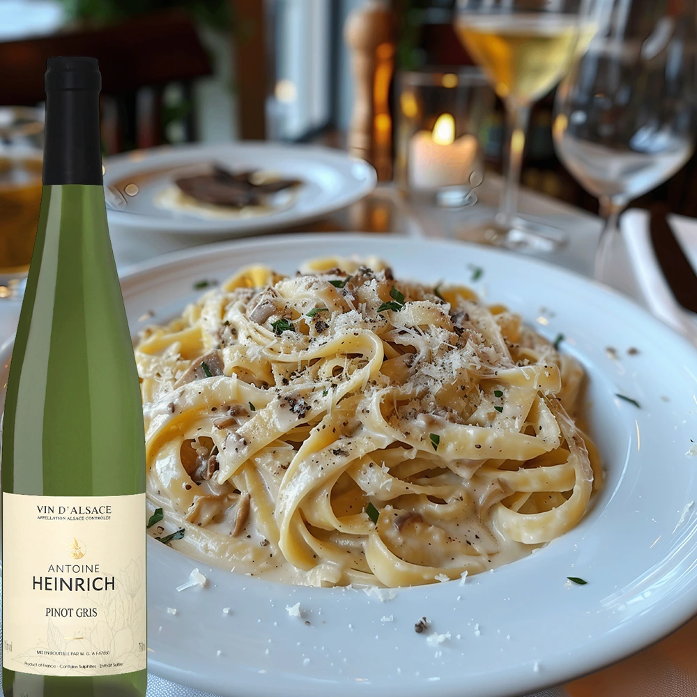 Antoine Heinrich Pinot Gris mit cremiger Pasta auf einem gedeckten Tisch in stilvoller Atmosphäre