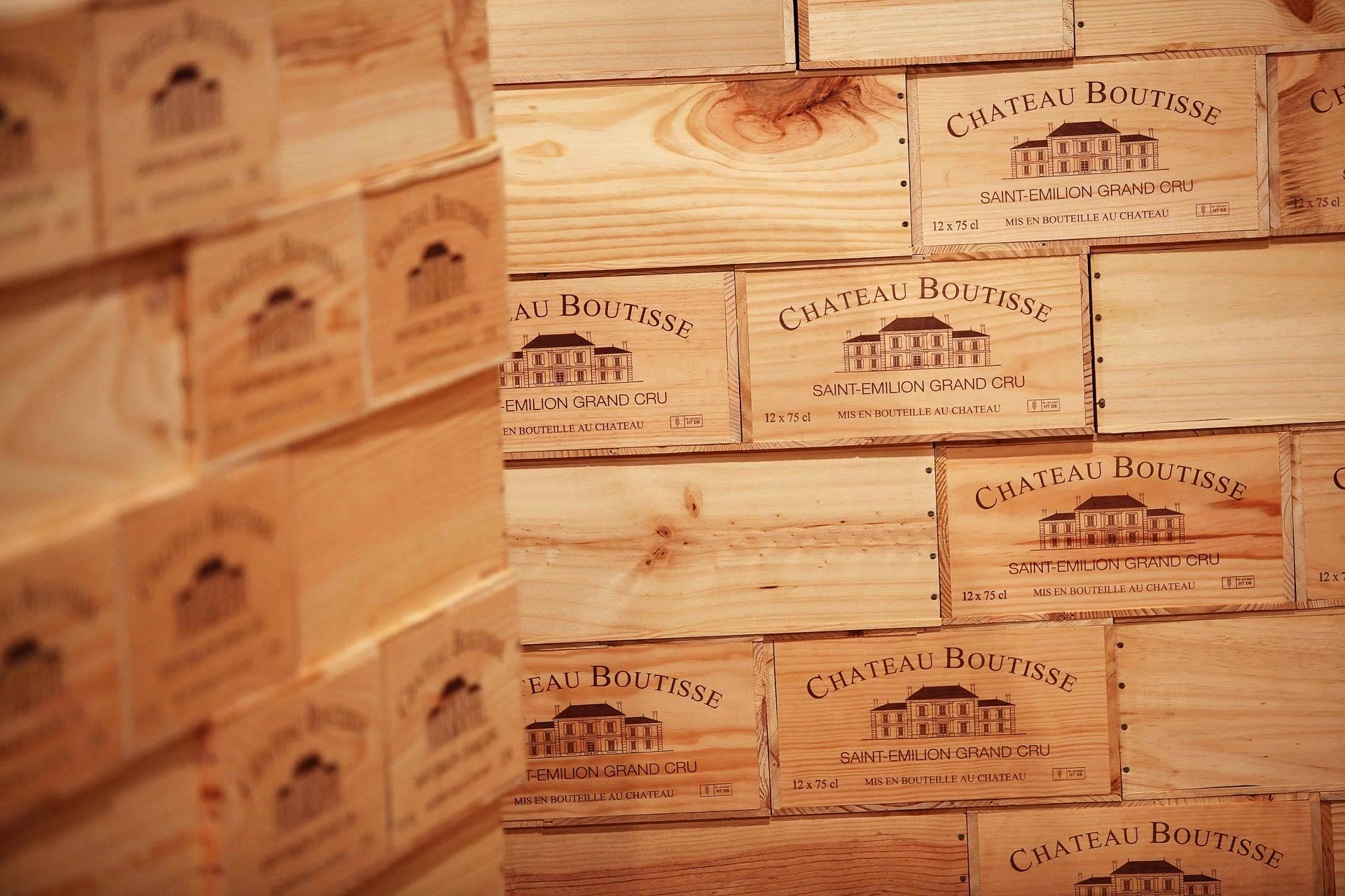Gestapelte Weinkisten aus Holz von Château Boutisse im Weingut
