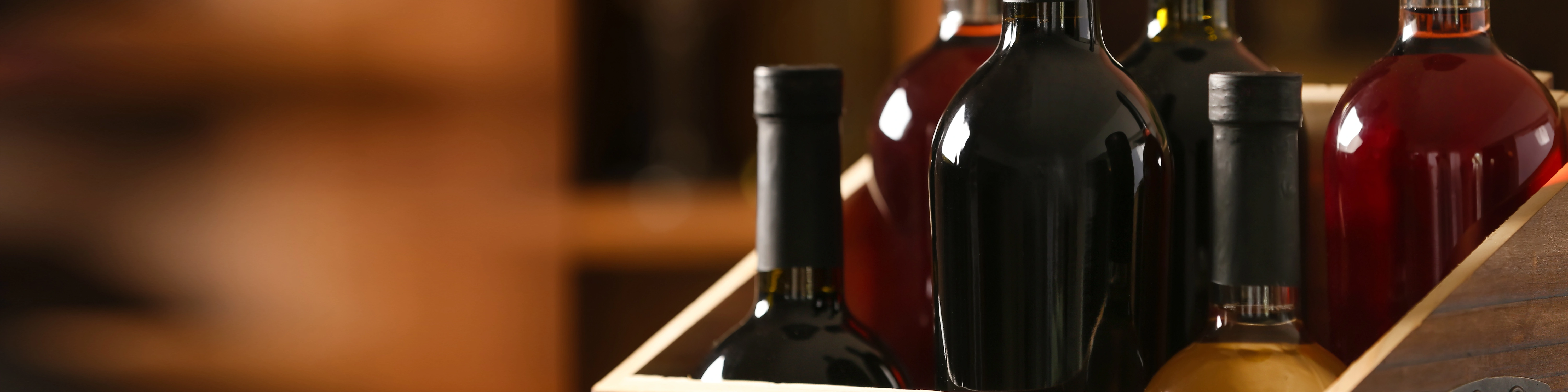 Mehrere Weinflaschen in Weiß, Rot und Rosé als Probierpaket Arrangement zum Entdecken und Genießen