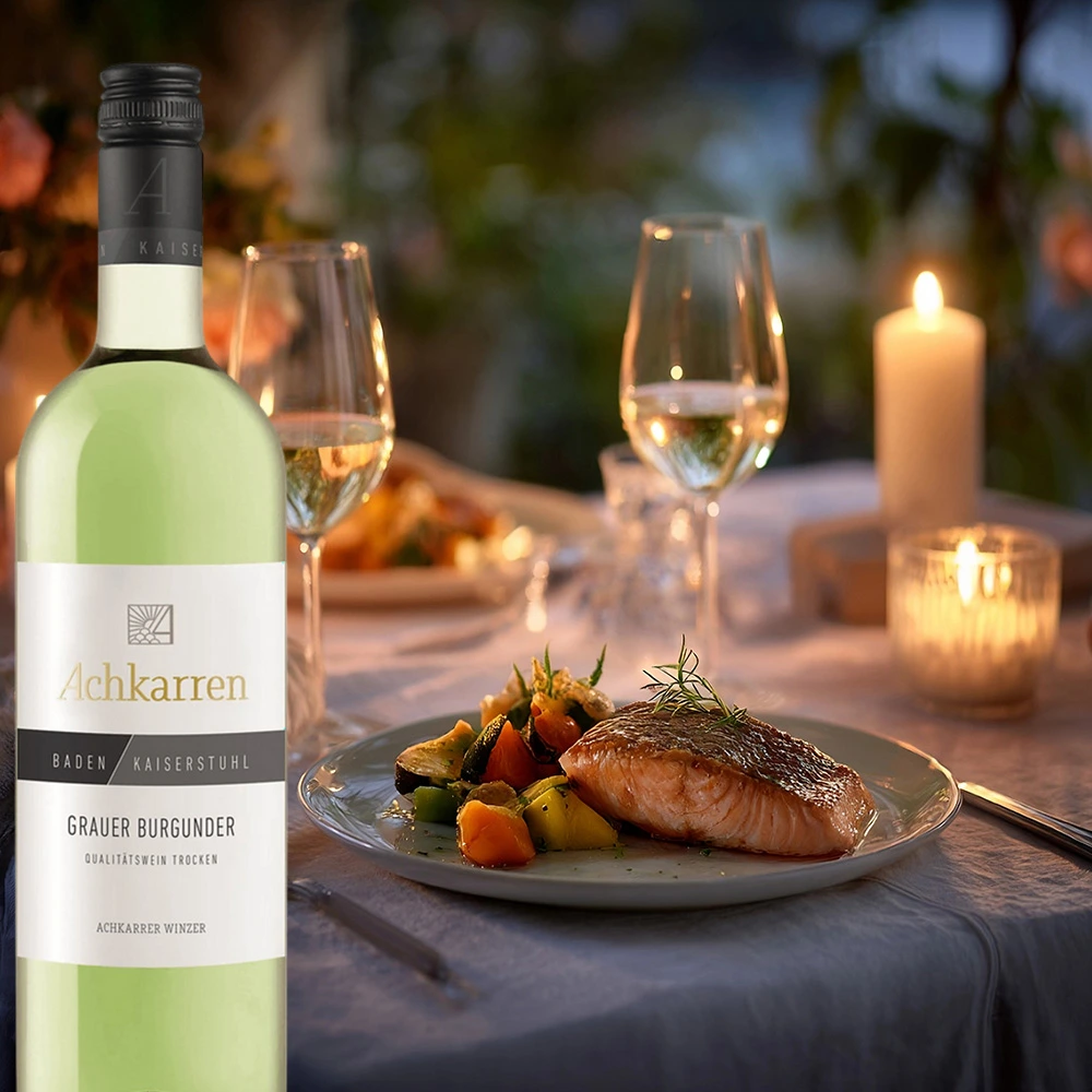 Achkarren Grauburgunder Weißwein serviert zu einem Lachsgericht auf einem Tisch bei Kerzenlicht, Kaiserstuhl
