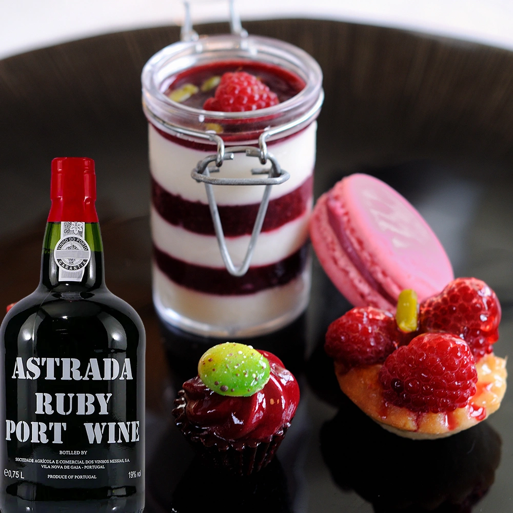 Flasche Astrada Ruby Port zusammen mit verschiedenen Süßspeisen und Desserts auf einem gedeckten Tisch arrangiert