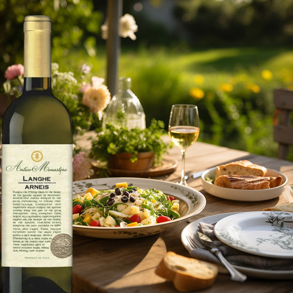 Flasche Antico Monastero Langhe Arneis mit einem Salatteller und frischem Brot auf einem Holztisch im sonnigen Garten