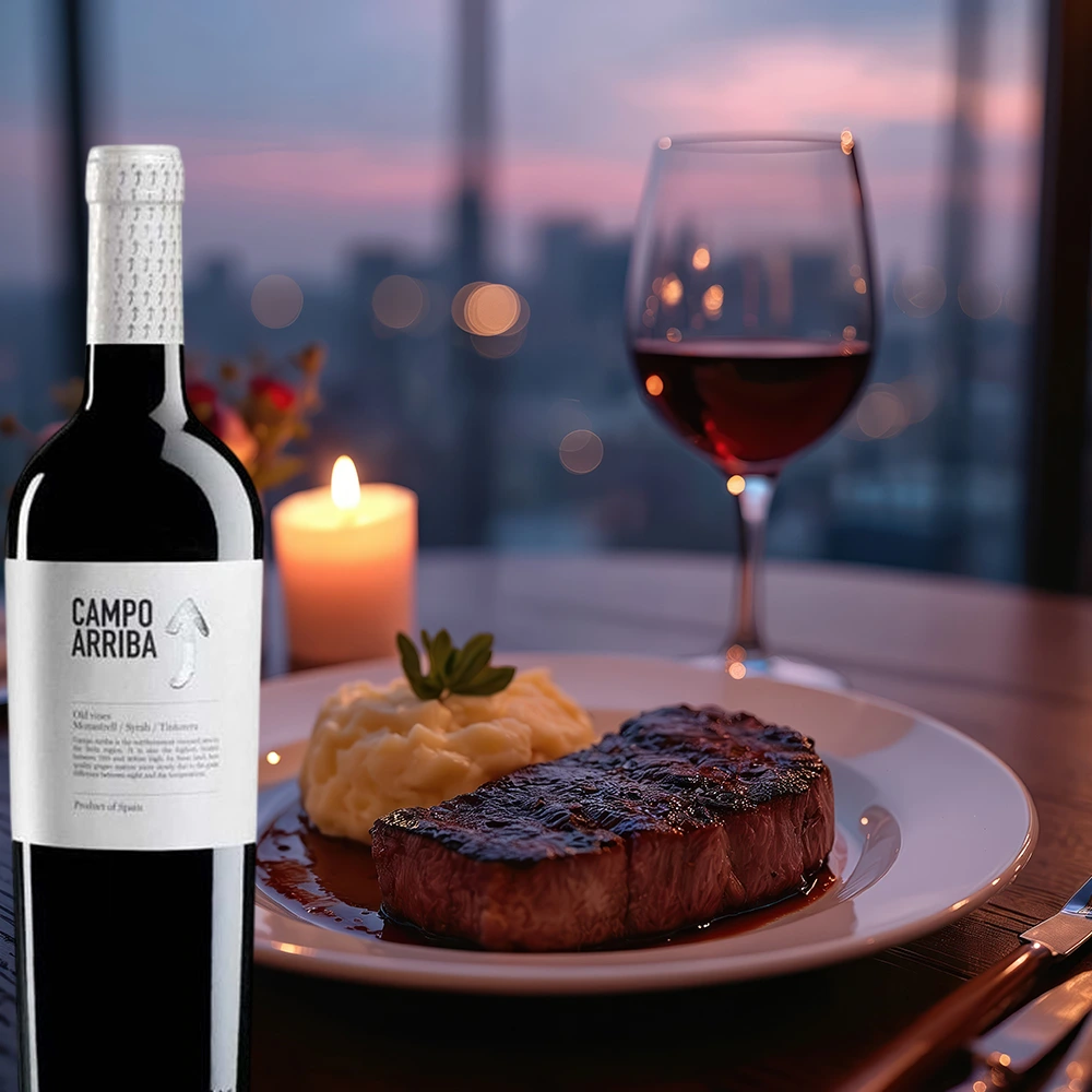 Flasche Barahonda Campo Arriba Rotwein auf einem stilvoll gedeckten Tisch mit Steak und Kartoffelbeilage, warmes Kerzenlicht und nächtliche Skyline im Hintergrund für eine elegante Abendstimmung.