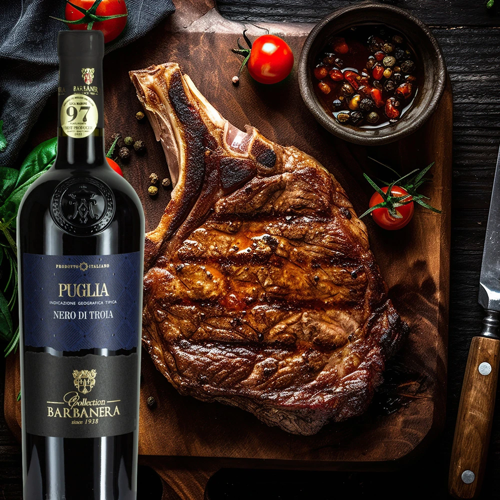 Barbanera Nero di Troia Rotwein neben einem kräftigen Steak, elegant angerichtet auf einem stilvoll gedeckten Tisch