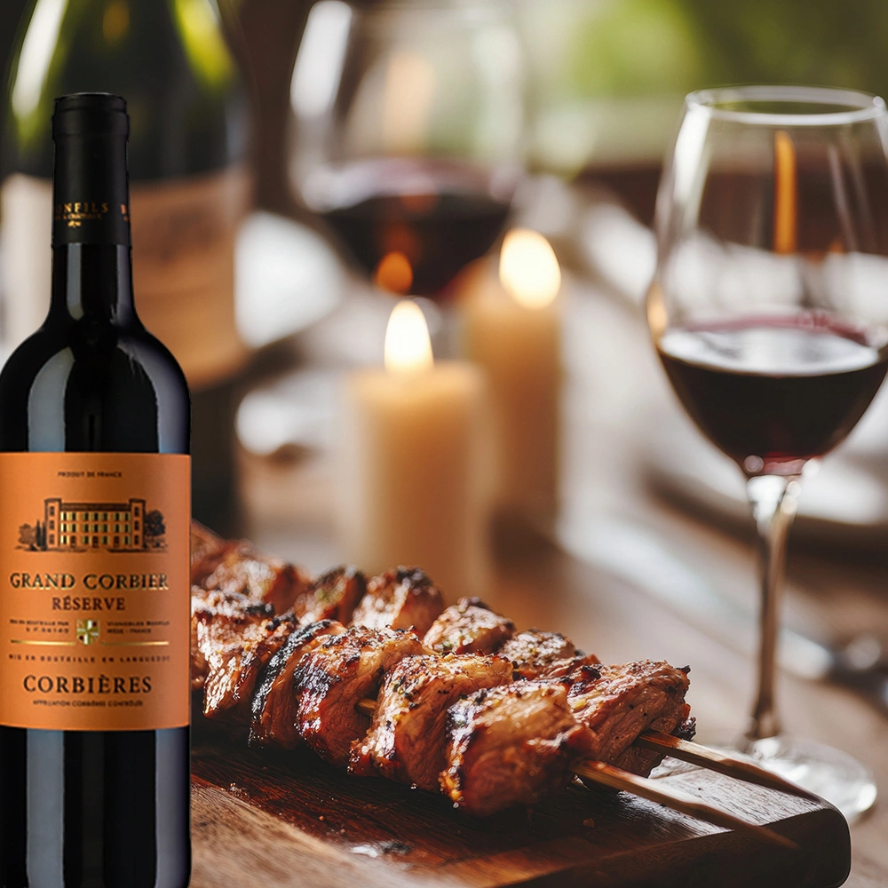 Bonfils Grand Corbier Réserve Rouge mit Grillspießen auf festlich gedecktem Tisch bei Kerzenschein, warme und mediterrane Genussatmosphäre