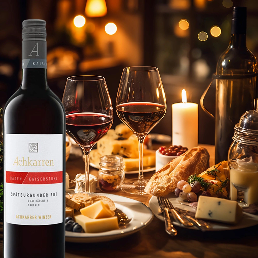 Achkarren Spätburgunder Rosé serviert mit Käseplatte auf einem Tisch bei Kerzenlicht, Kaiserstuhl