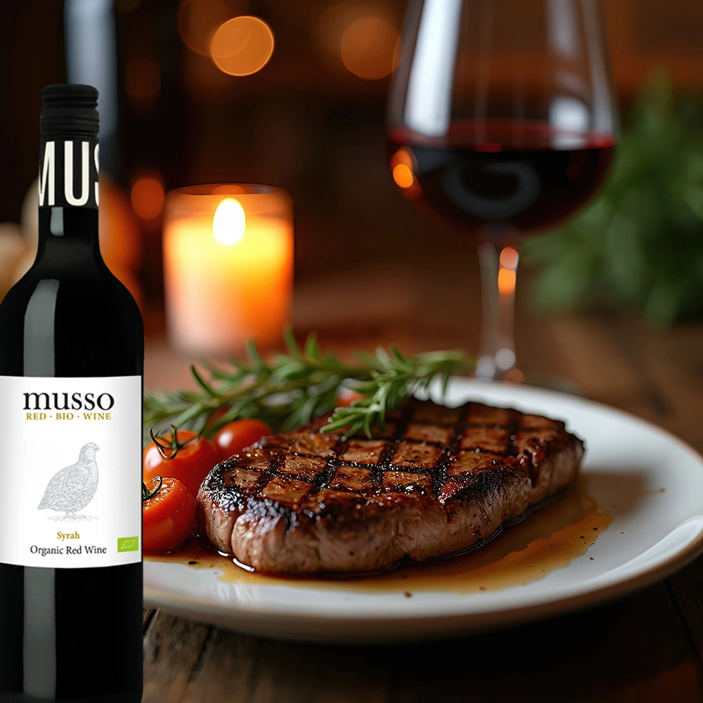 Musso Syrah Bio Rotwein mit saftig gegrilltem Steak auf rustikal gedecktem Tisch
