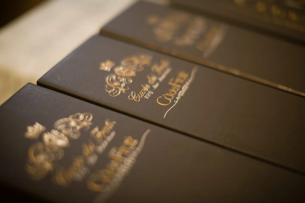 Cà dei Frati Geschenkverpackungen mit sichtbarem Schriftzug, stilvoll inszeniert mit Schärfe- und Unschärfeeffekt im Bildhintergrund