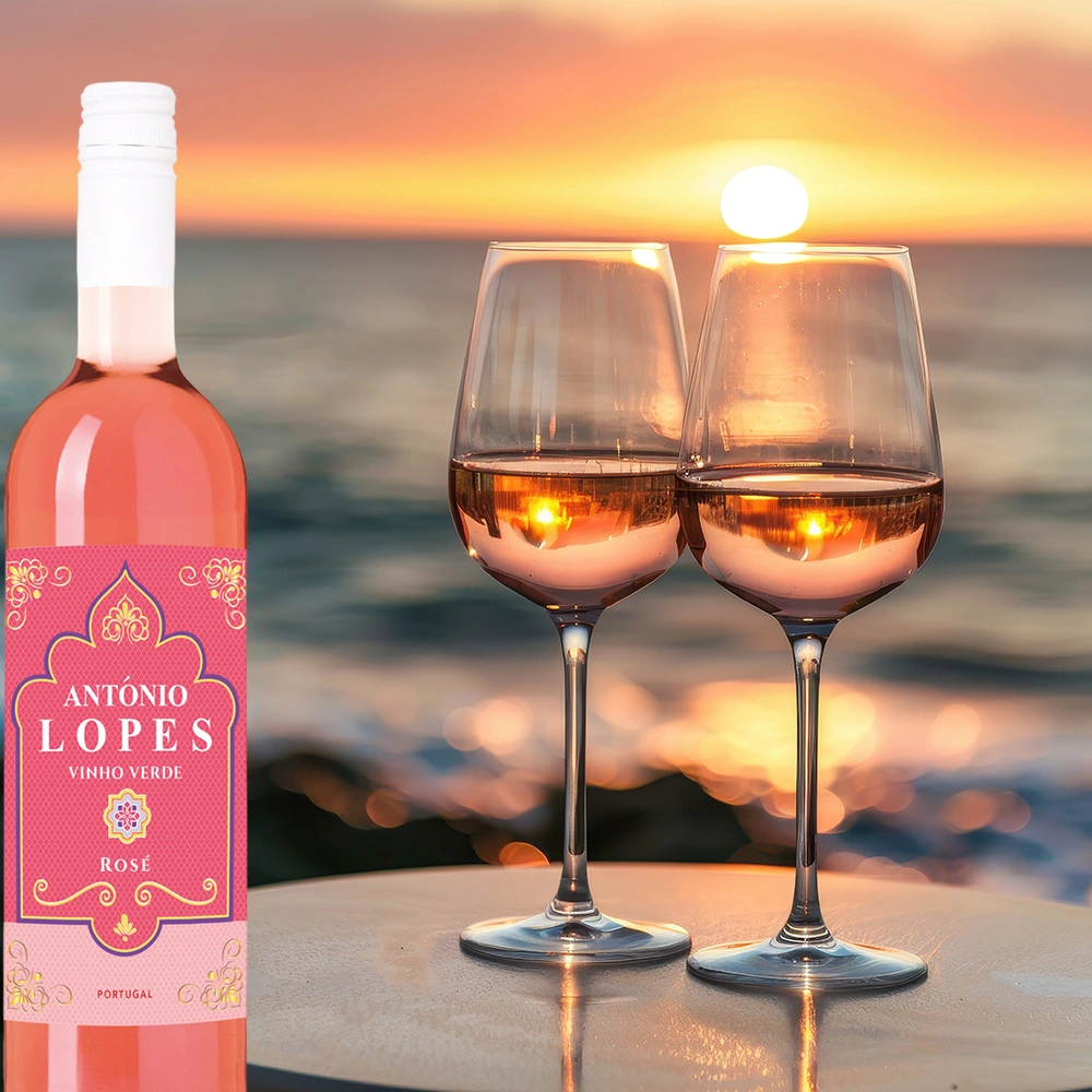 Zwei Gläser Antonio Lopes Vinho Verde Rosé am Strand vor Sonnenuntergang