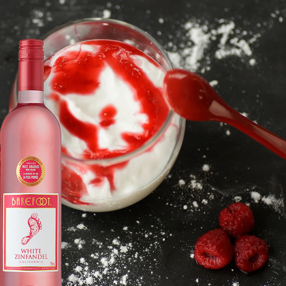 Barefoot White Zinfandel Roséwein mit süßem Dessert auf einem Tisch angerichtet