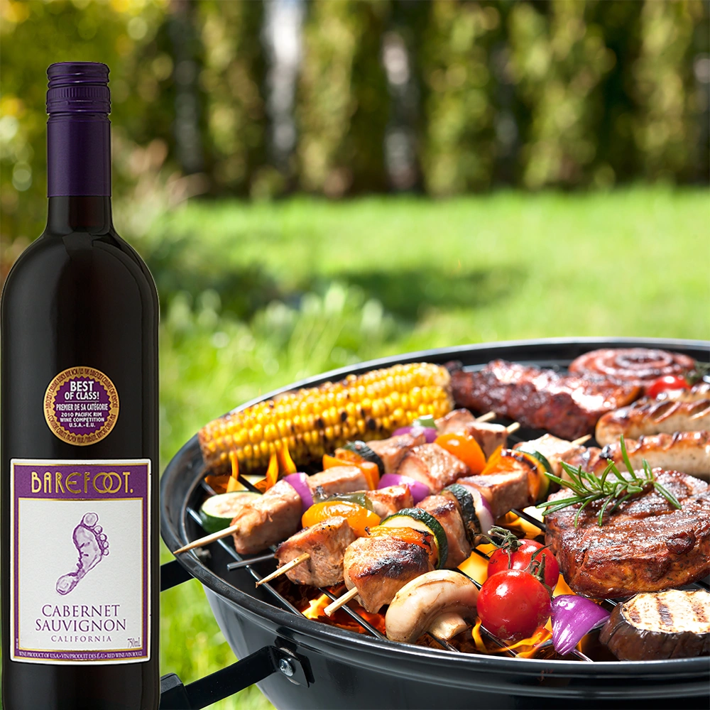 Barefoot Cabernet Sauvignon Rotwein neben Grill mit saftigem Fleisch und BBQ-Grillgut