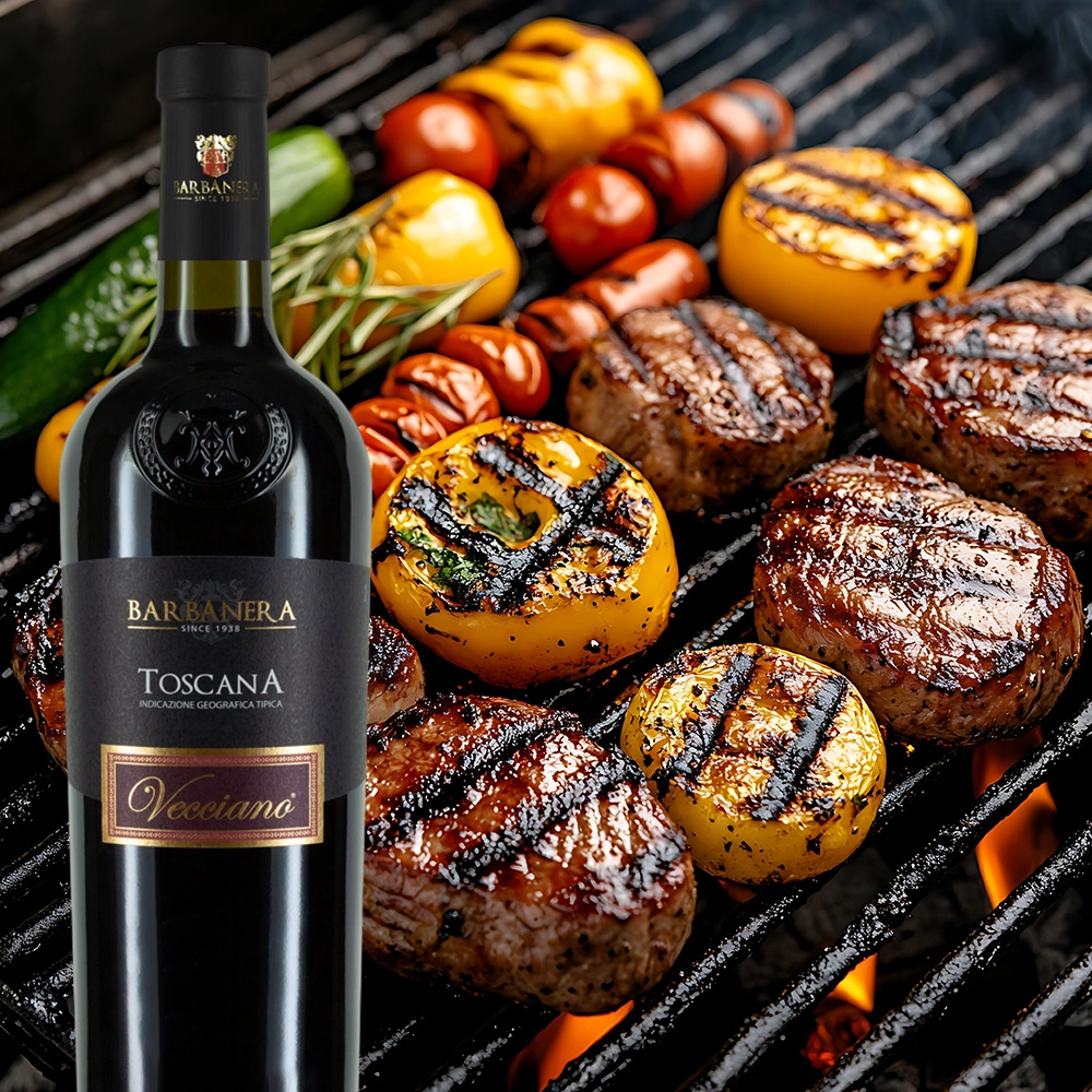 Flasche Barbanera Vecciano Toscana Rosso neben gegrilltem Fleisch auf einem Grillrost angerichtet