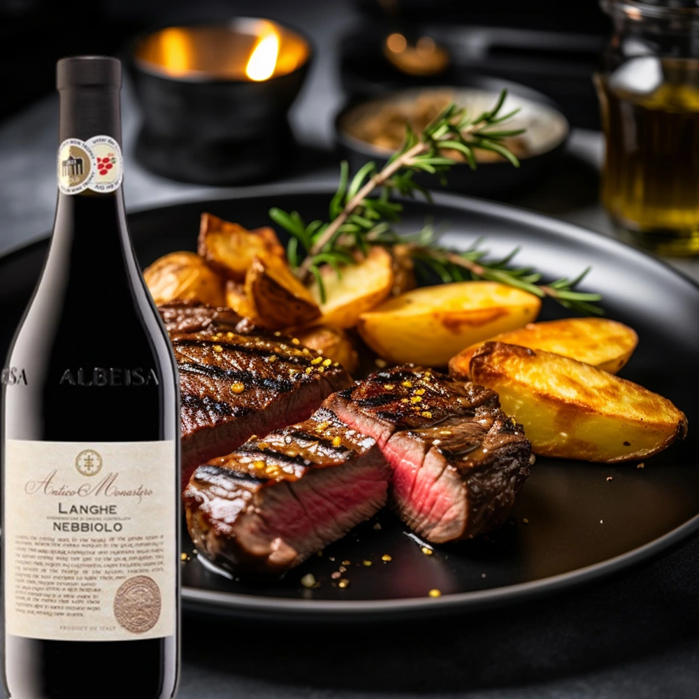 Flasche Antico Monastero Langhe Nebbiolo auf einem stimmungsvoll gedeckten Tisch mit Steak und Rosmarinkartoffeln