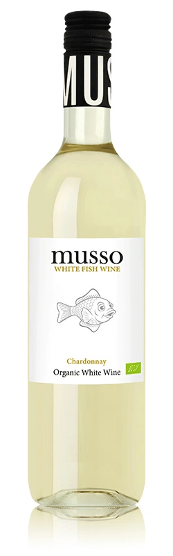 Musso Chardonnay Bio Weißwein freigestellt vor weißem Hintergrund