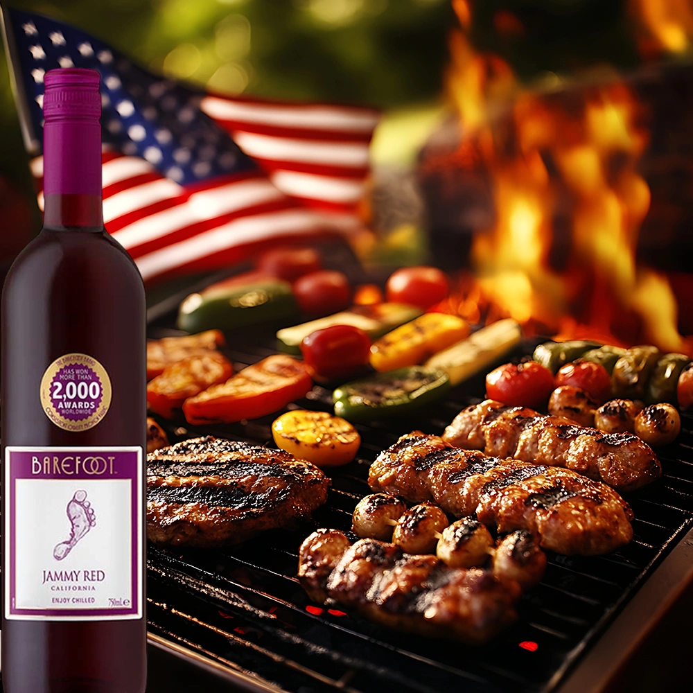 Barefoot Jammy Red Rotwein neben Grillrost mit Fleisch und USA-Flagge im Hintergrund