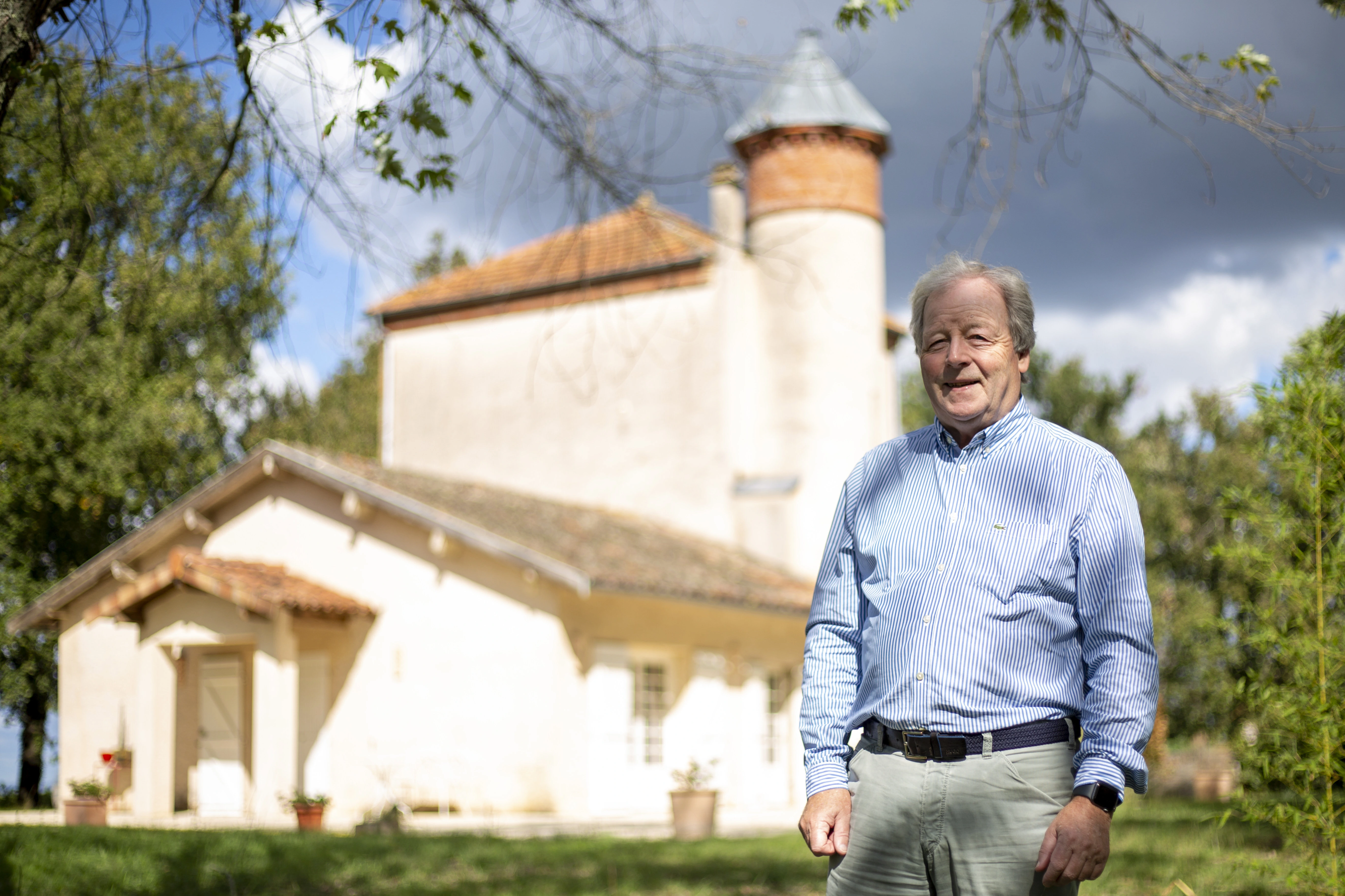 Inhaber von Château Bellevue la Forêt vor dem Weingut mit Waldlandschaft im Hintergrund