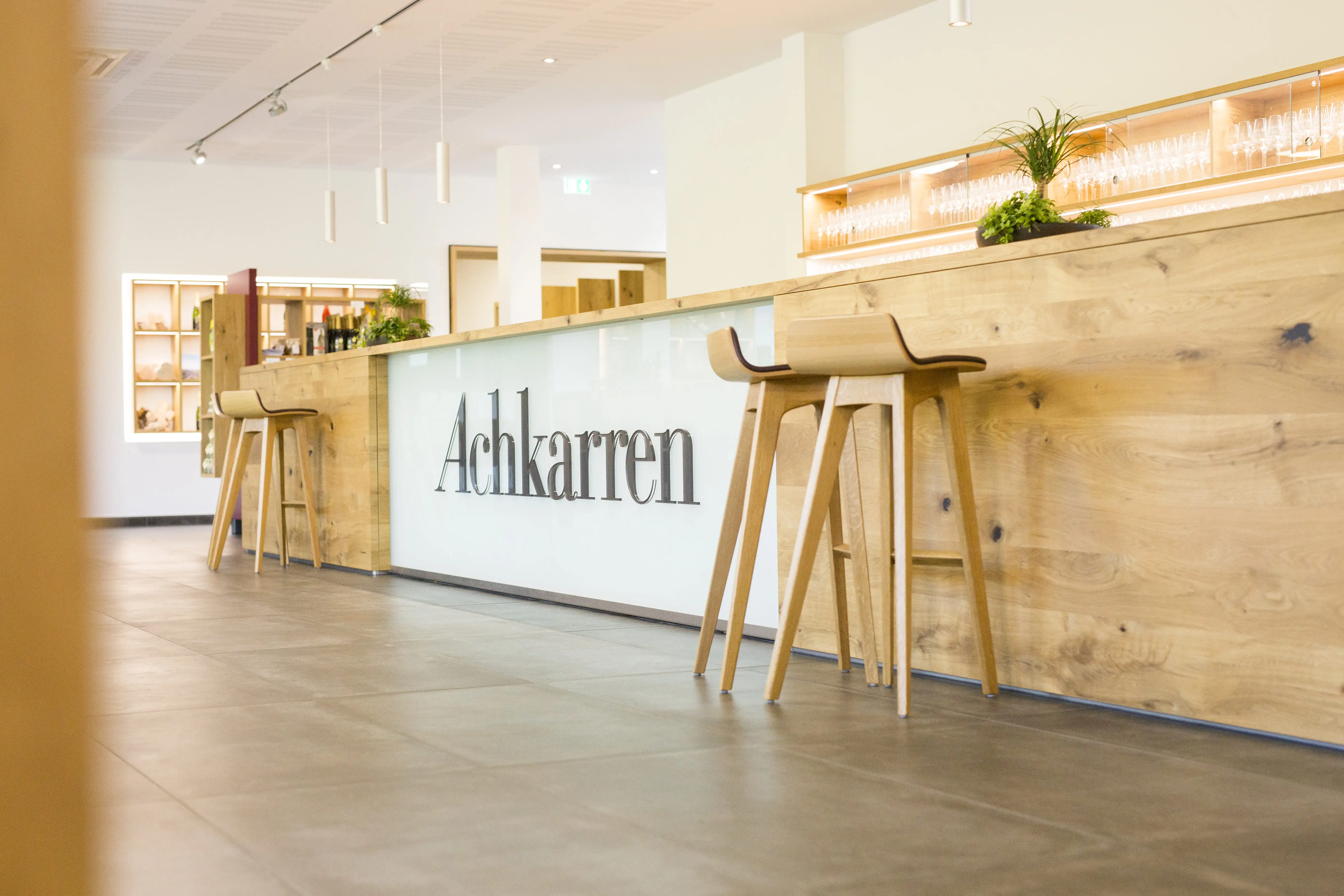 Theke in der Vinothek der Winzergenossenschaft Achkarren mit Aufschrift Achkarren