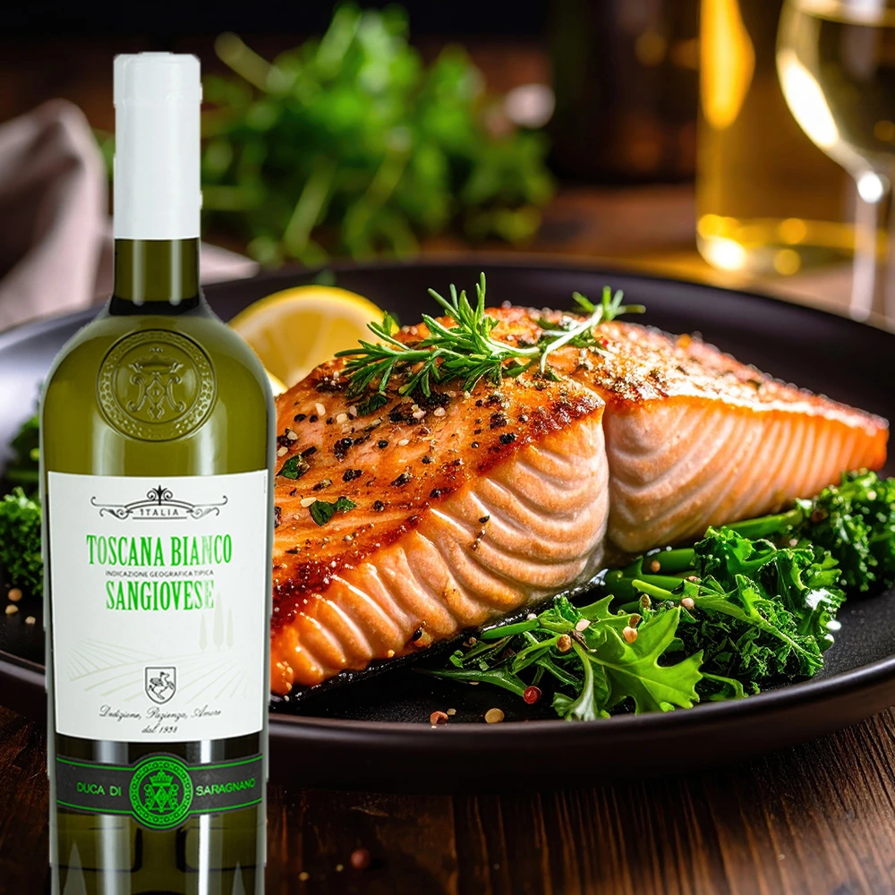 Flasche Duca di Saragnano Sangiovese Bianco neben gegrilltem Lachs und frischem Salat auf einem stilvoll gedeckten Tisch