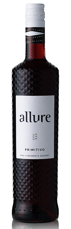 Einzelne Flasche Allure Primitivo vor weißem Hintergrund, klare Darstellung des Etiketts