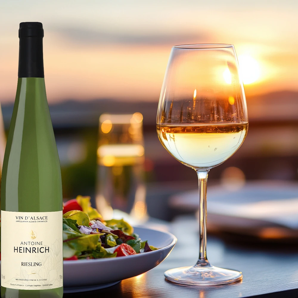 Antoine Heinrich Riesling mit Salatteller bei Sonnenuntergang in stimmungsvoller Outdoor-Atmosphäre