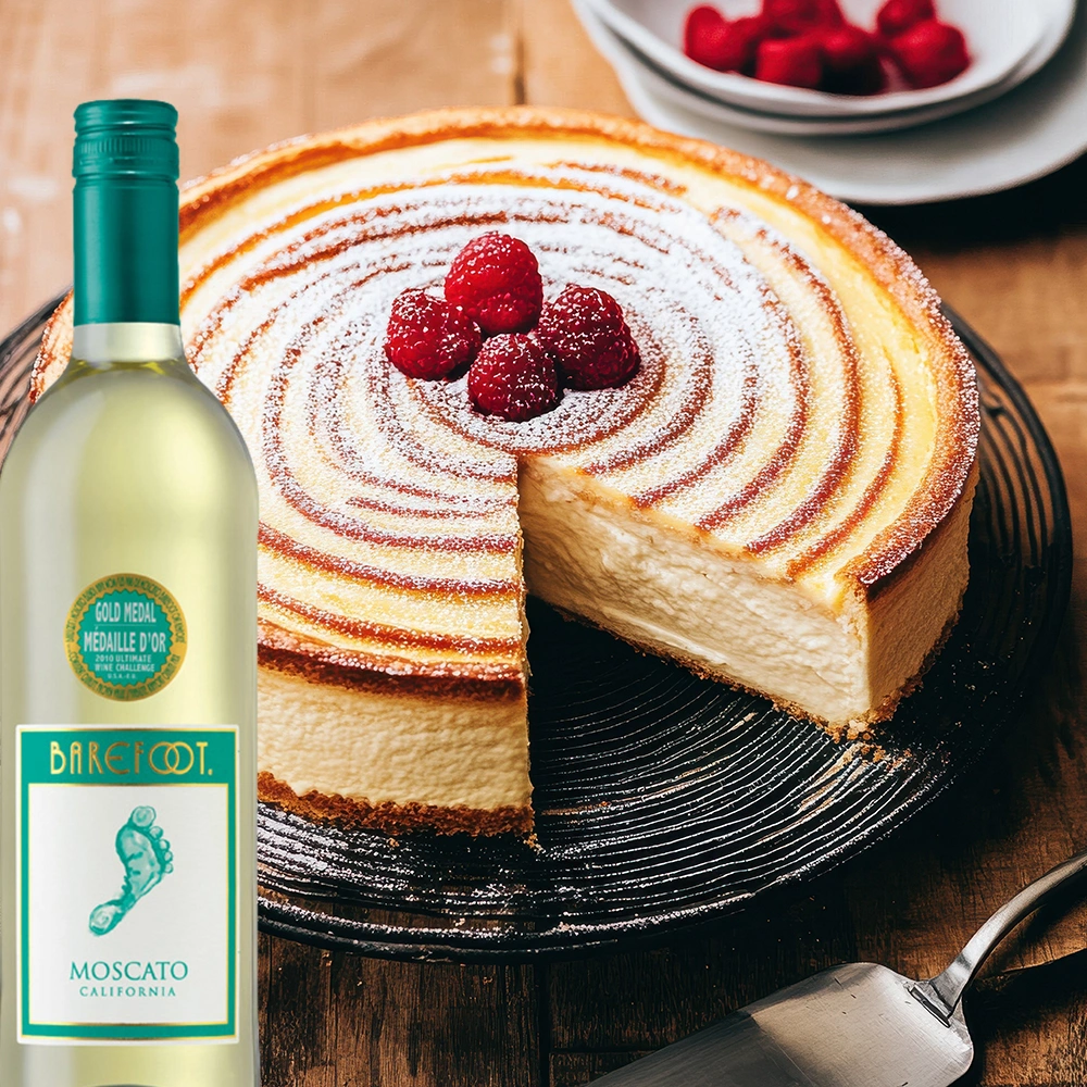 Barefoot Moscato Weißwein mit Kuchen und Süßspeisen auf einem gedeckten Tisch