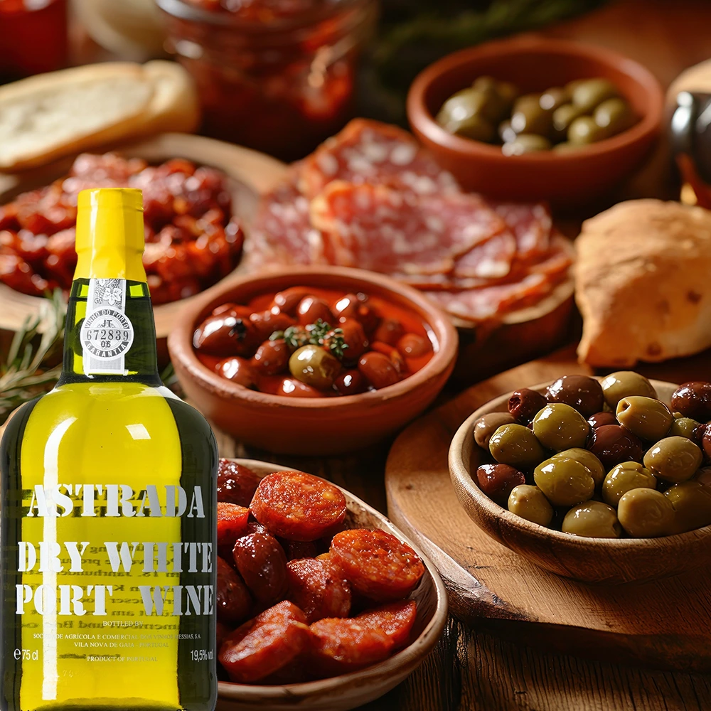 Flasche Astrada Dry White Port neben einer Antipasti Platte mit verschiedenen Vorspeisen auf einem gedeckten Tisch