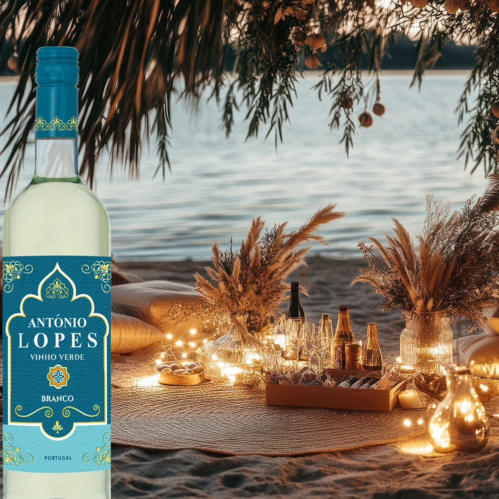 Romantische Szene mit Vinho Verde von Antonio Lopes beim Picknick am Strand im Kerzenlicht