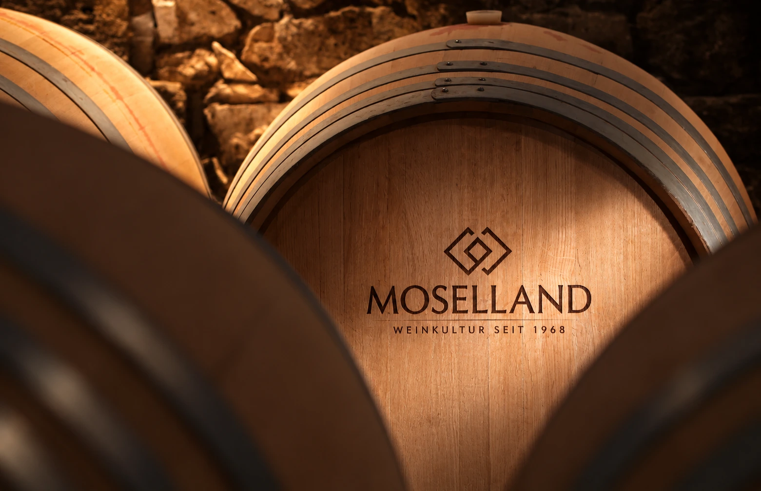 Moselland Weinfass im traditionellen Weinkeller mit warmem Licht