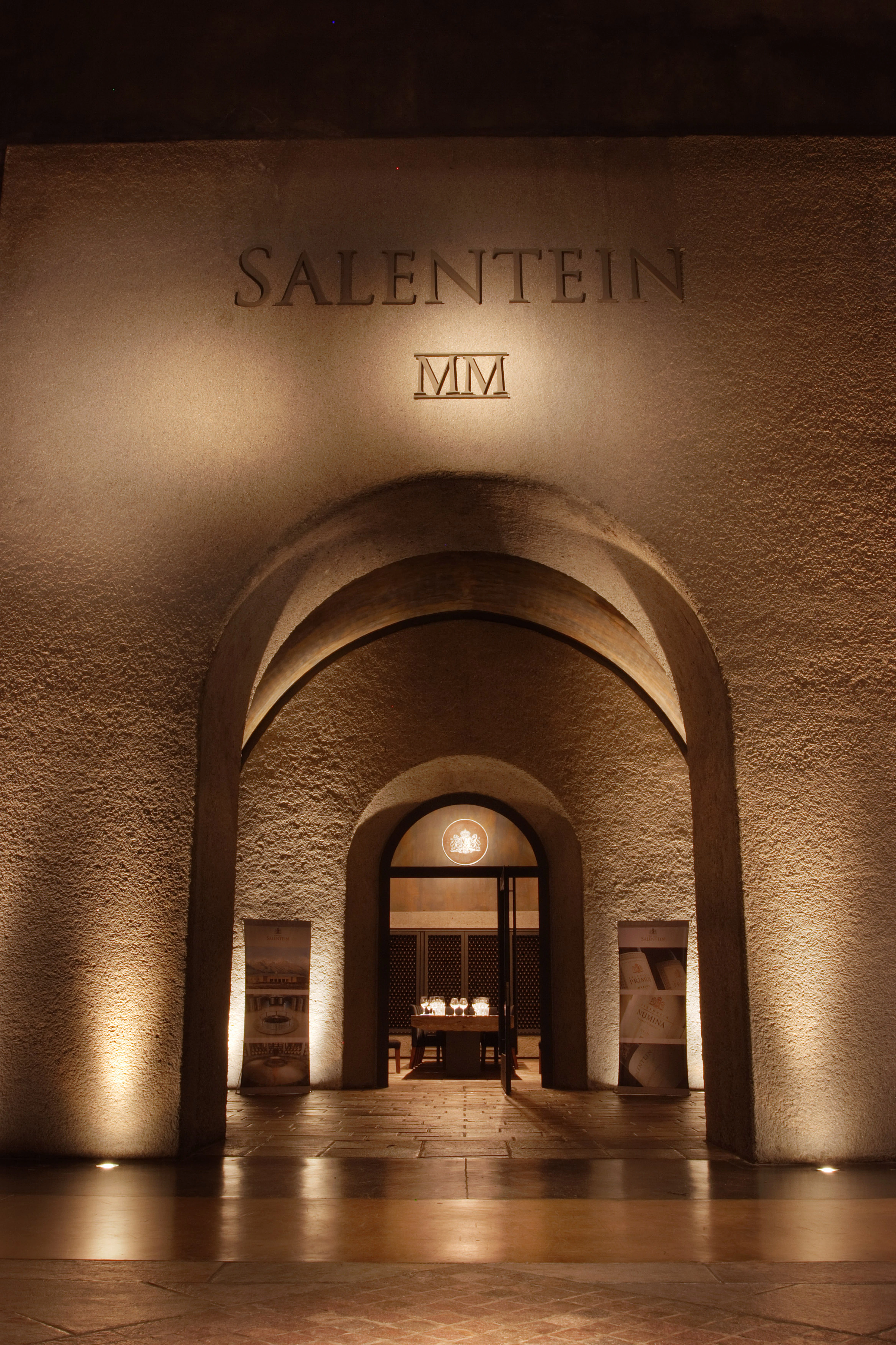 Stimmungsvoller Eingang von Bodegas Salentein mit warmer Ambientebeleuchtung in der Dämmerung