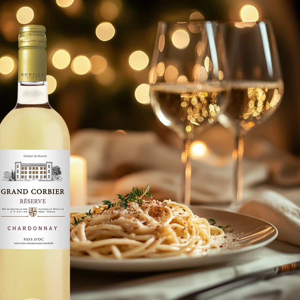 Bonfils Grand Corbier Réserve Chardonnay mit cremiger Pasta auf festlich gedecktem Tisch, warme Genussatmosphäre bei stilvoller Abendstimmung