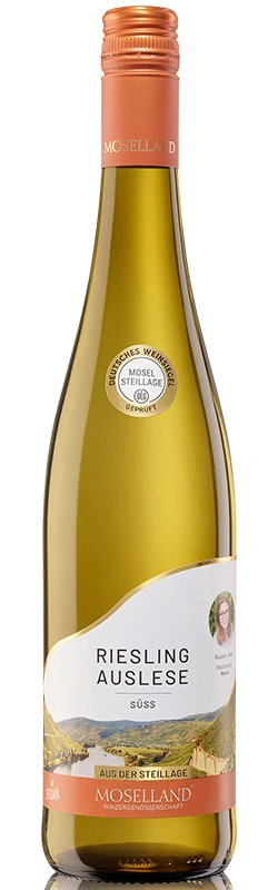 Moselland Riesling Auslese Süß - deutscher Riesling aus der Mosel-Steillage freigestellt vor weißem Hintergrund