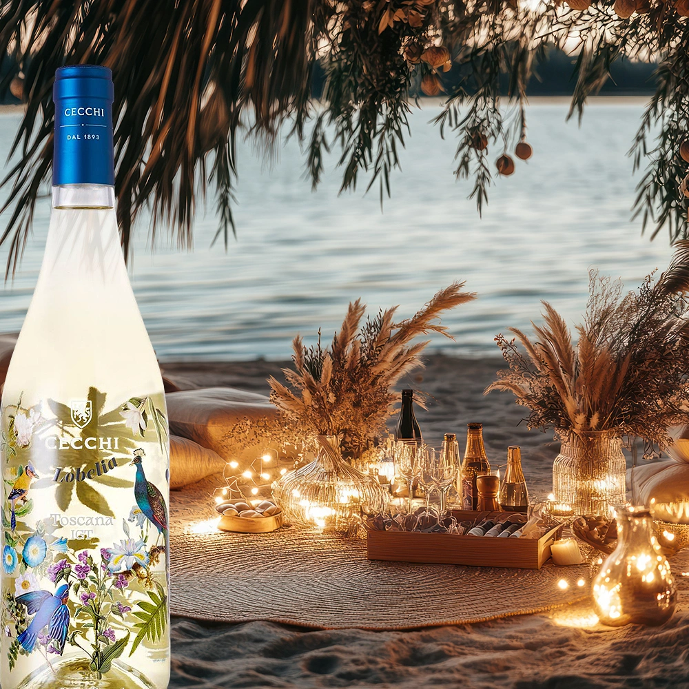 Cecchi Lobelia Toscana Wein am Strand bei Kerzenschein während des Sonnenuntergangs, mit Picknickdecke und Korb in romantischer mediterraner Atmosphäre