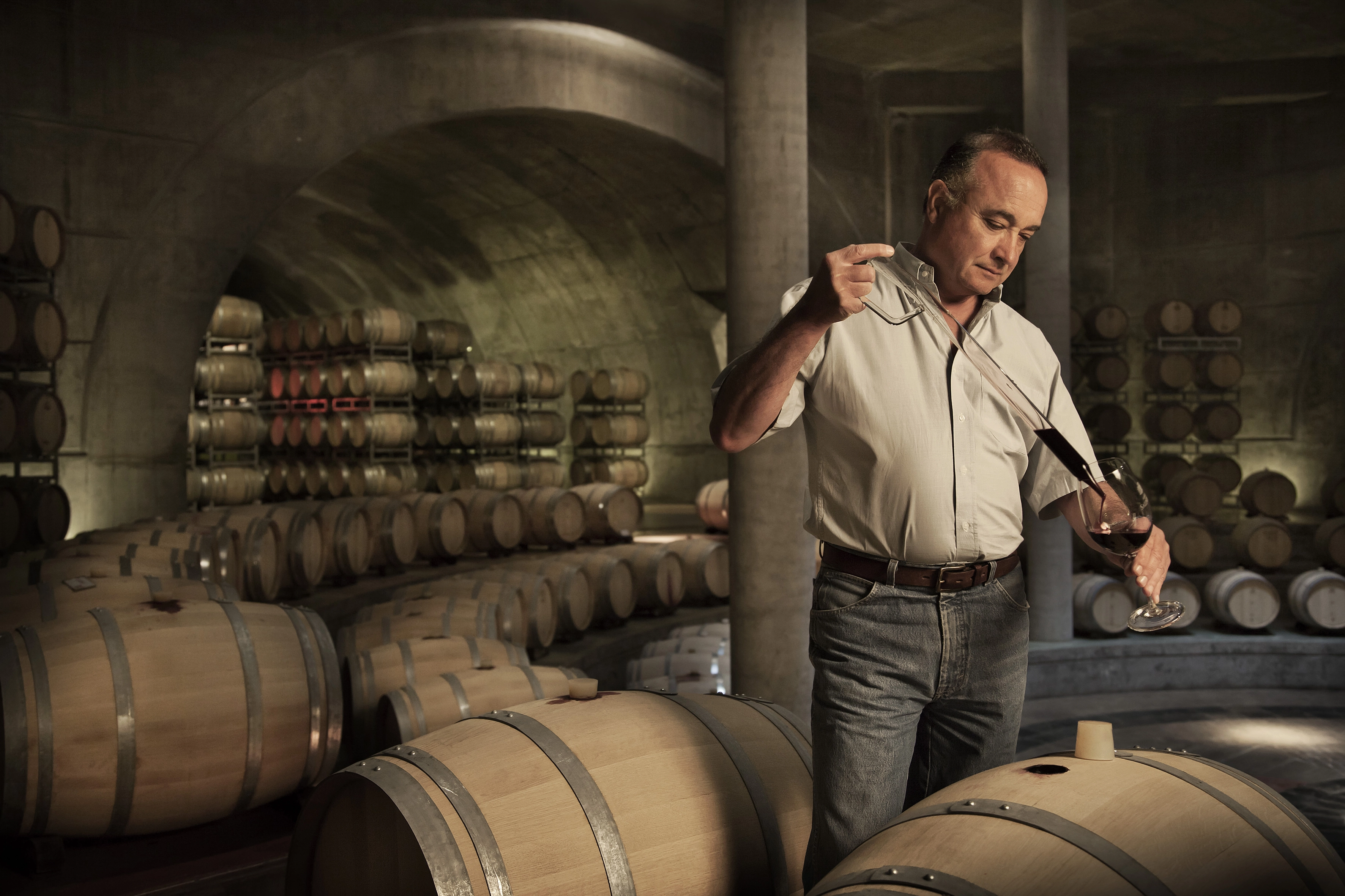 José Galante verkostet Wein direkt aus einem Holzfass im Weinkeller von Bodegas Salentein