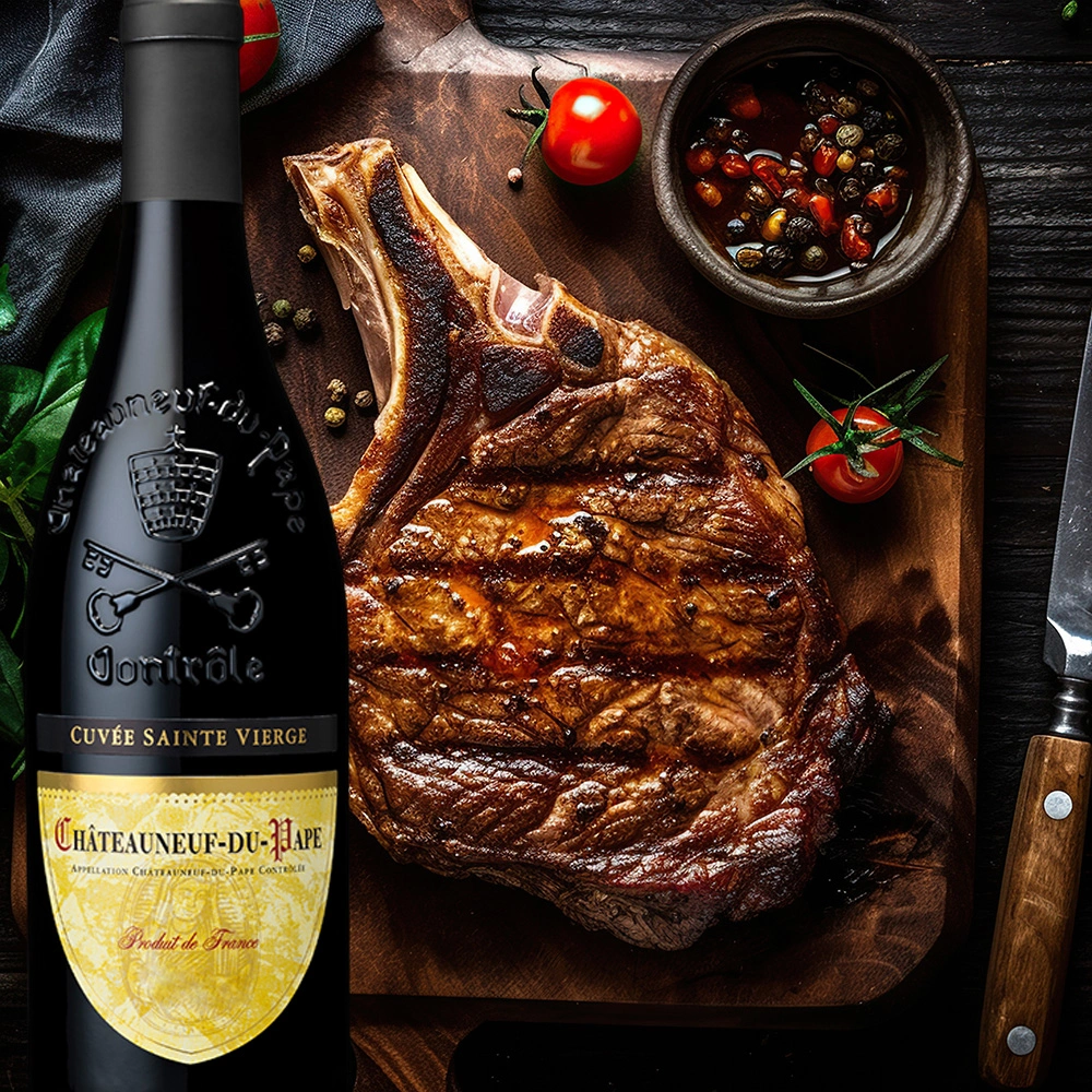 Sainte Vierge Châteauneuf-du-Pape von Cellier des Princes zu kräftig angebratenem Steak auf einer Holzplatte mit Gewürzen