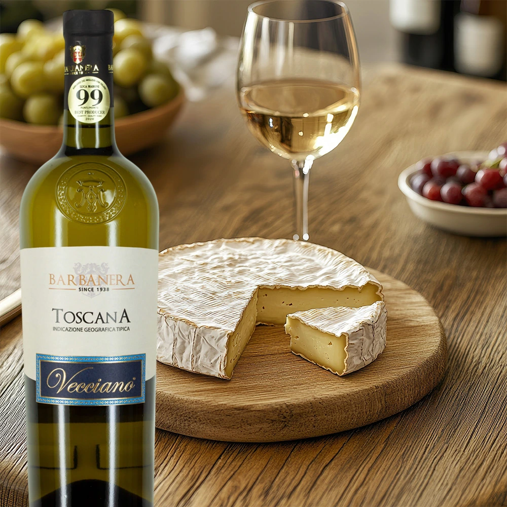 Flasche Barbanera Vecciano Toscana Bianco neben einer Käseplatte und frischen Weintrauben auf einem stilvoll gedeckten Tisch angerichtet