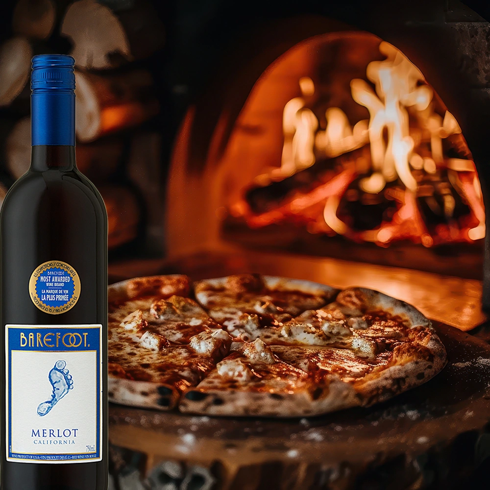 Barefoot Merlot Rotwein mit rustikaler Pizza vor offenem Feuer im Ofen im Hintergrund