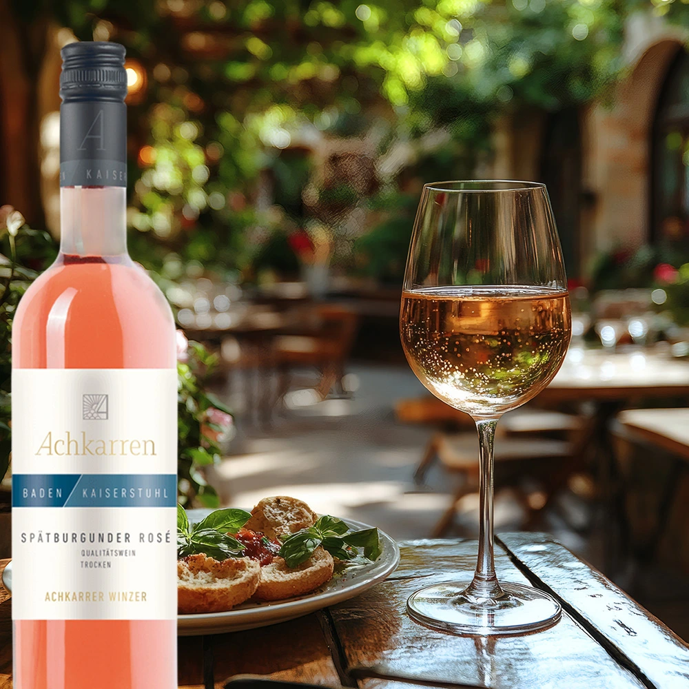 Achkarren Spätburgunder Rosé Weißwein serviert mit Bruschetta auf einem Tisch, Kaiserstuhl