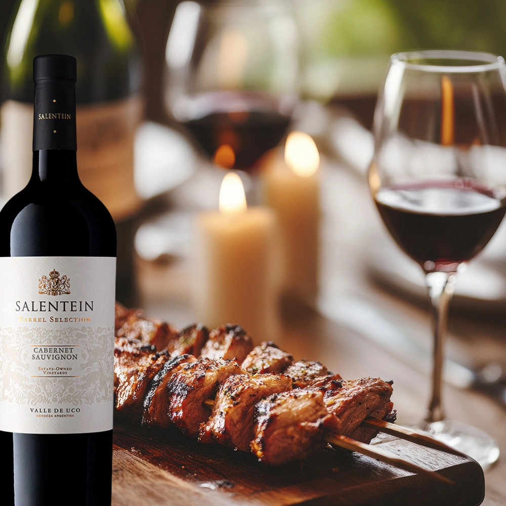 Bodegas Salentein Barrel Selection Cabernet Sauvignon auf einem gedeckten Tisch bei Kerzenschein, serviert zu gegrillten Fleischspießen in stimmungsvollem Ambiente